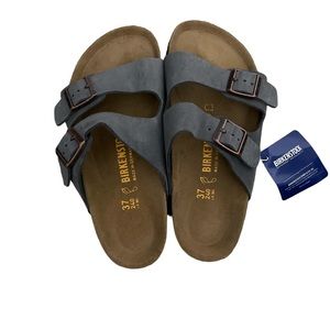 Never worn, please buy they don’t fit me